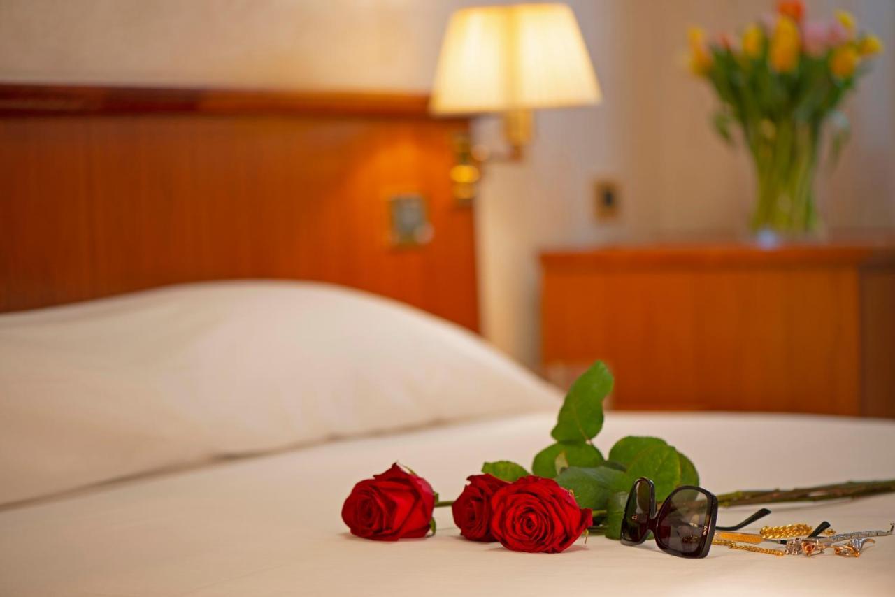 Hotel Corte Regina Сирмионе Екстериор снимка