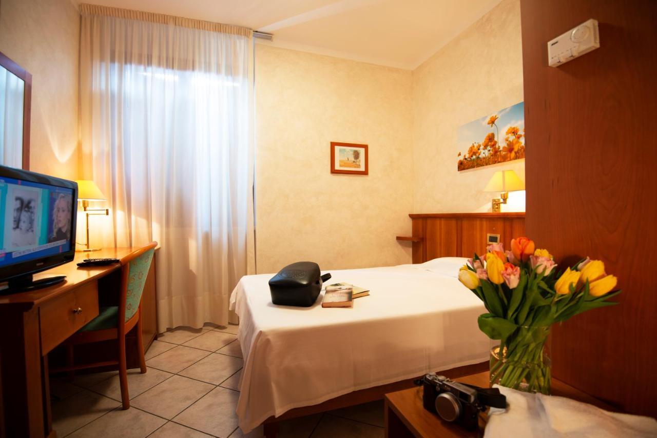 Hotel Corte Regina Сирмионе Екстериор снимка