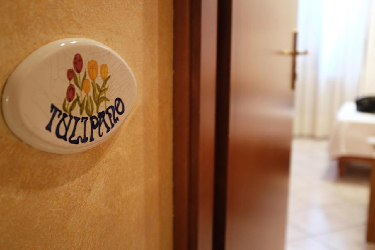 Hotel Corte Regina Сирмионе Екстериор снимка