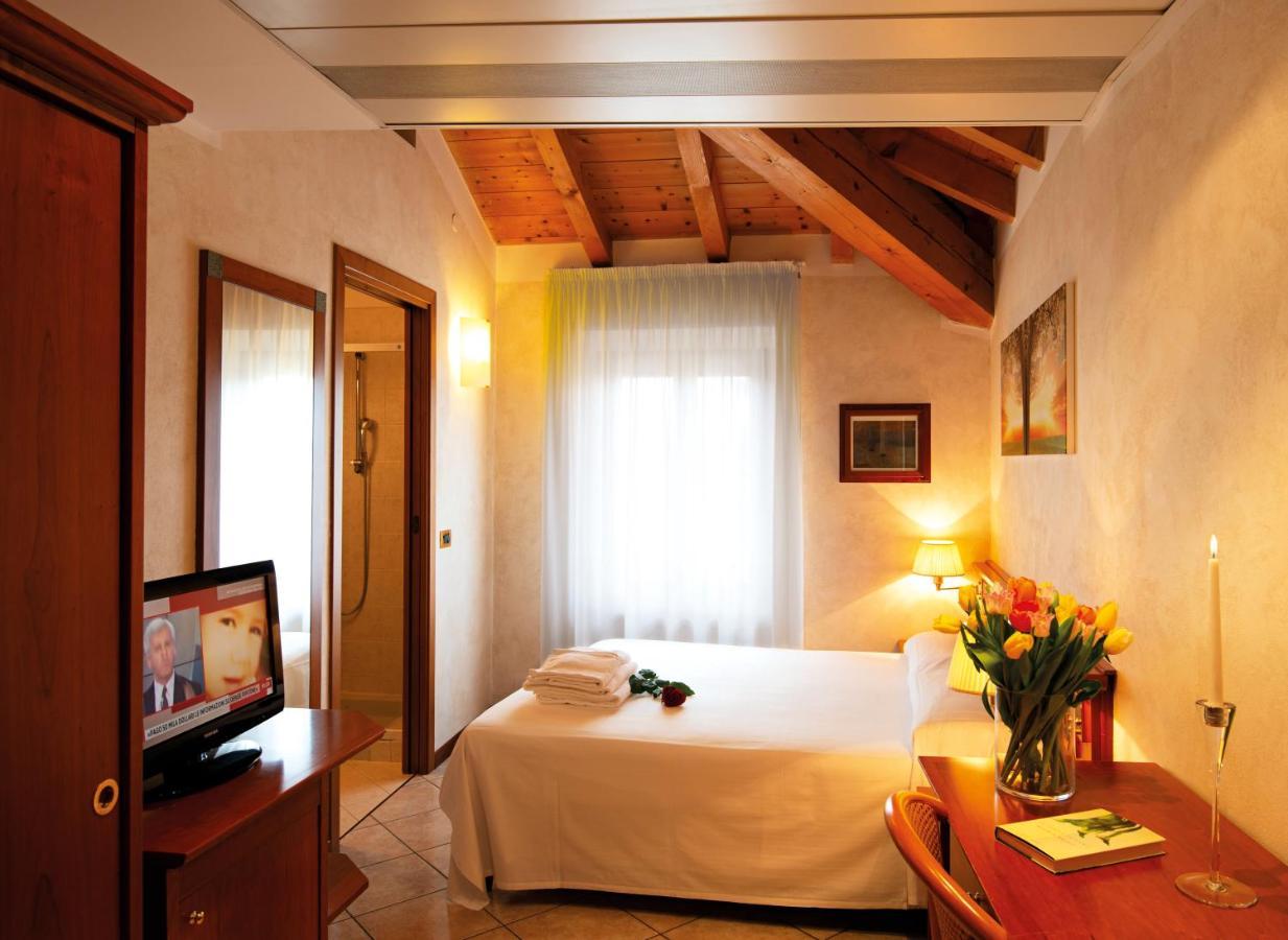 Hotel Corte Regina Сирмионе Екстериор снимка