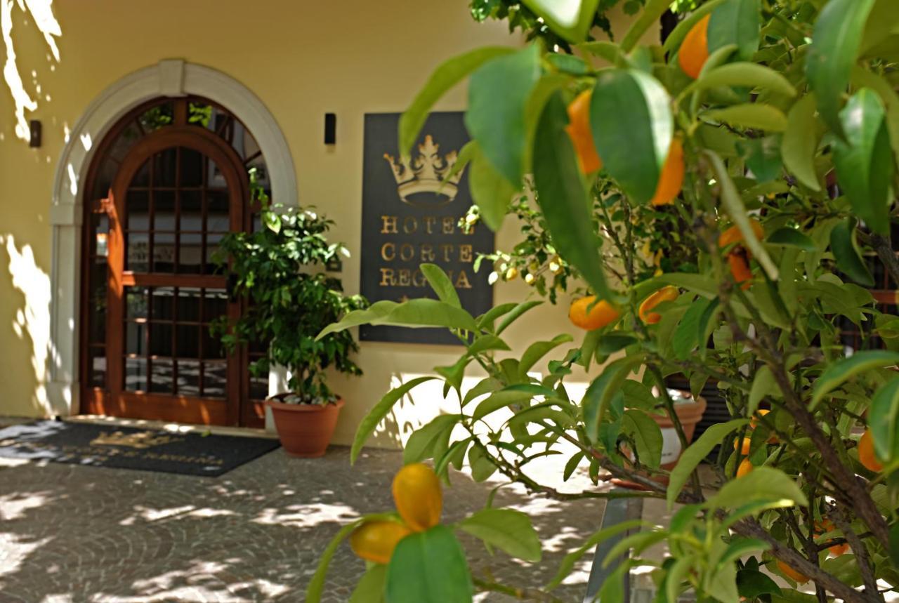 Hotel Corte Regina Сирмионе Екстериор снимка