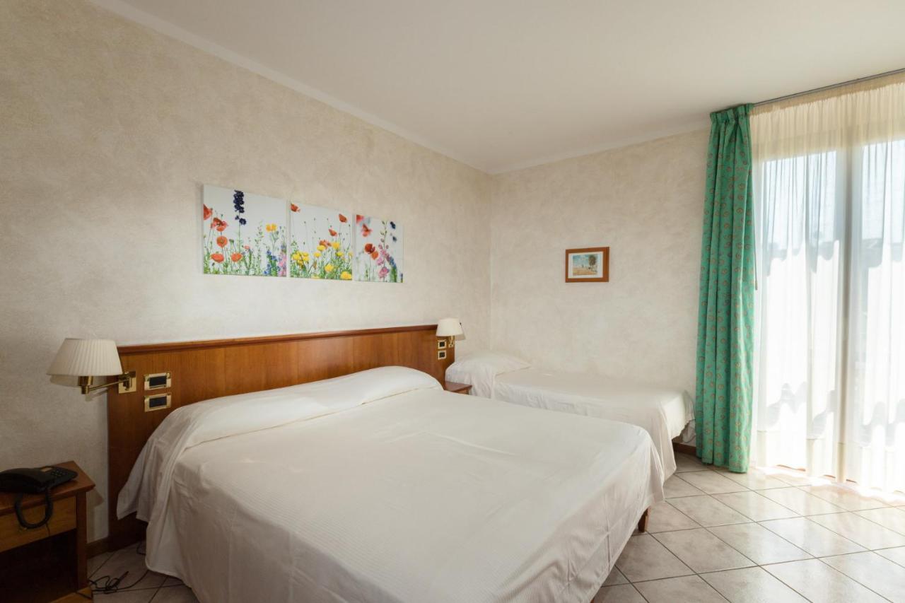 Hotel Corte Regina Сирмионе Екстериор снимка