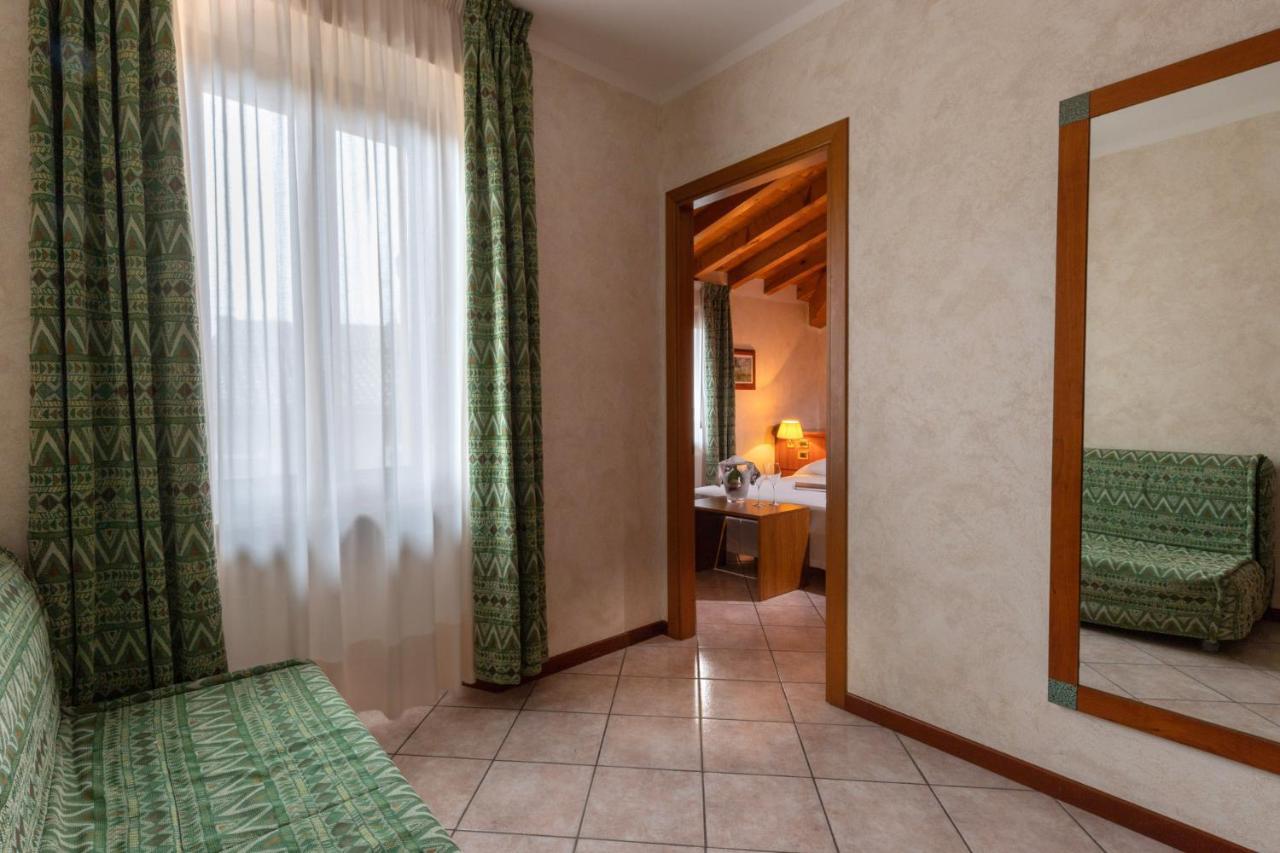 Hotel Corte Regina Сирмионе Екстериор снимка