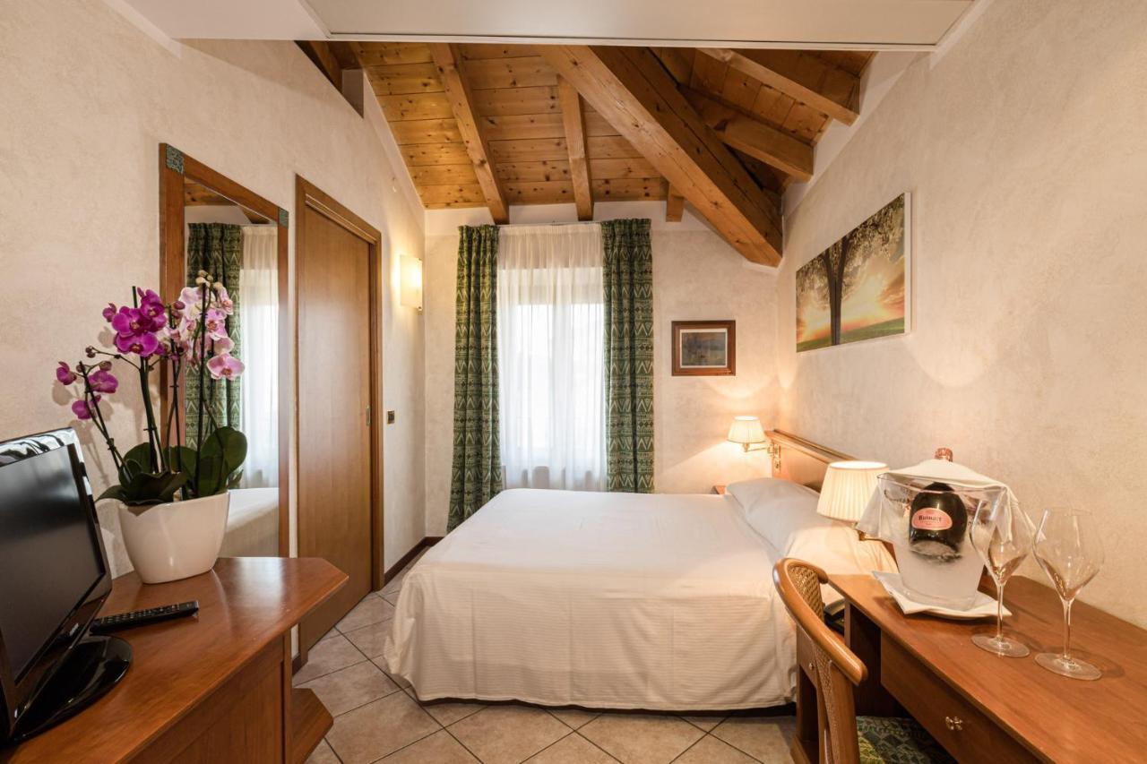 Hotel Corte Regina Сирмионе Екстериор снимка
