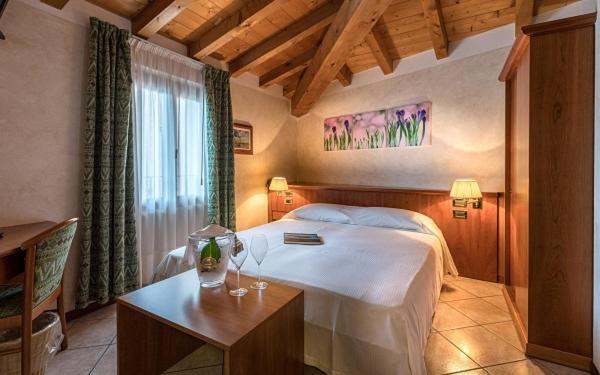 Hotel Corte Regina Сирмионе Екстериор снимка