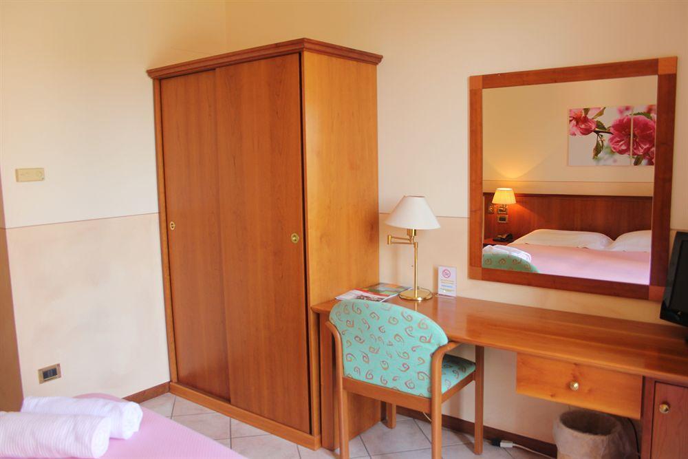 Hotel Corte Regina Сирмионе Екстериор снимка