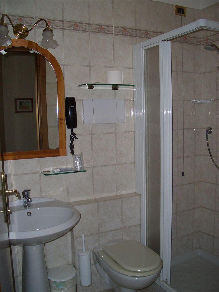 Hotel Corte Regina Сирмионе Екстериор снимка